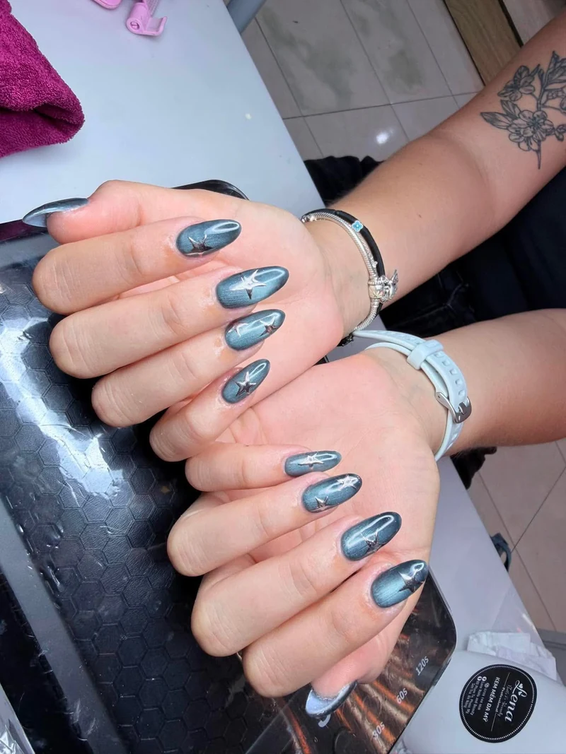 Blue reflective almond nails